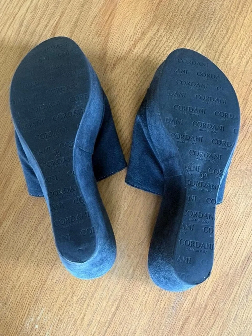 Cordani suede platform